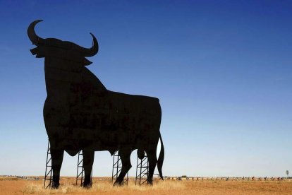 Silueta del toro de Osborne en el Bierzo. MANUEL BRUQUE