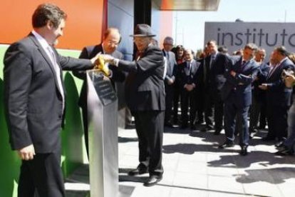 Antonio Fernández, Juan Vicente Herrera y José Luis Fernández Puentes descubren la placa inaugural e