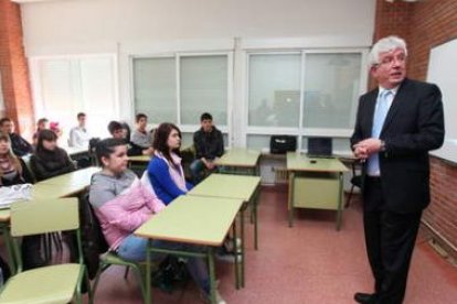 Un momento de la charla ofrecida por el rector.