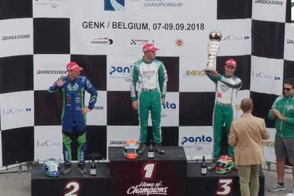 David Vidales levanta en el podio el trofeo como tercer clasificado en el Mundial de la categoría KZ2 doisputado en Genk. NACHO NÚÑEZ