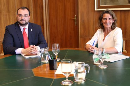 El presidente de Asturias se reunió ayer en Madrid con la ministra Teresa Ribera. KIKO HUESCA