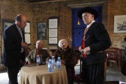 Concha Casado mira a Maxi Arce en la presentación de su libro de memorias en Santiagomillas.