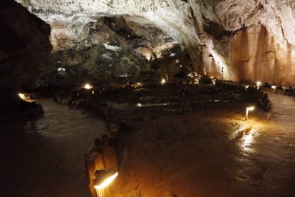 Continuando hacia el interior de la cavidad, surgen espectaculares galerías, espacios amplios para disfrute del público con las explicaciones de los guías. El agua juega su particular partido. En los exteriores (arriba), la Cueva del Valporquero ofrece al visitante una instalaciones  en las que se cubren todas las necesidades.