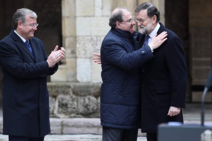 Silván aplaude el abrazo entre Herrera y Rajoy tras la intervencion del presidente en la cuna del parlamentarismo. RAMIRO / JESÚS