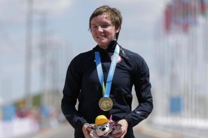 Kelly Catlin con la medalla de oro en una competición en Estados Unidos.