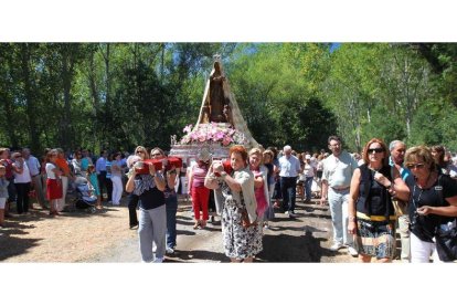 Imagen de las fieles de la Virgen portando su imagen. NORBERTO