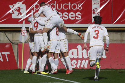 Los jugadores de la Cultural festejan la victoria sobre el Unionistas en el Reino en un partido en el que los de Edu Docampo acertaron pronto con el gol. FERNANDO OTERO