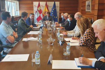 Suaréz-Quiñones, durante la reunión con el sector. JUNTA CYL