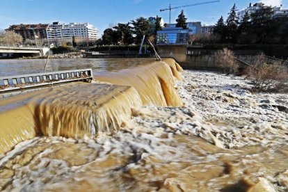 El río Bernesga a su paso por León genera problemas con los desbordamientos