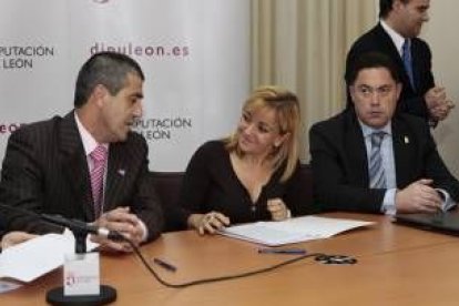 Manuel Losada, Isabel Carrasco y Juan Martínez Majo, antes de firmar el convenio de colaboración