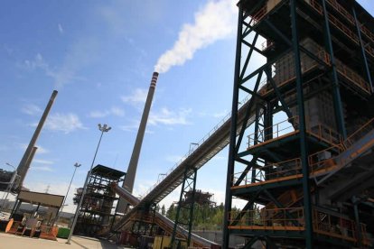 La planta de investigación de captura de CO2 en Cubillos con las chimeneas de la térmica de Endesa, al fondo.