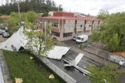 Vista del tejado de un instituto de Redondela (Pontevedra) tras el temporal