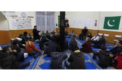 Al Messery (al fondo) explica a los asistentes, incluido el alcalde de Bembibre (sentado en una silla) las directrices del islam.