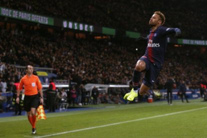 Neymar, la gran estrella del PSG, celebra el segundo gol de su equipo ante el Lille.