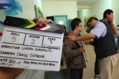 Cuatro momentos del rodaje de la película «Viene una chica», de Chema Sarmiento, que se