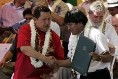 Hugo Chávez saluda a Evo Morales en presencia de Lula Da Silva, en la cumbre celebrada en Perú