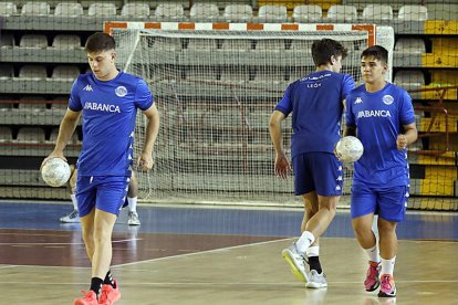 Los jugadores del Ademar, durante una sesión de entrenamiento esta pretemporada. MARCIANO PÉREZ