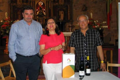 La iglesia del Monasterio de Santa María de Carracedo acogió ayer el acto de presentación de la ofrenda del primer mosto del año.