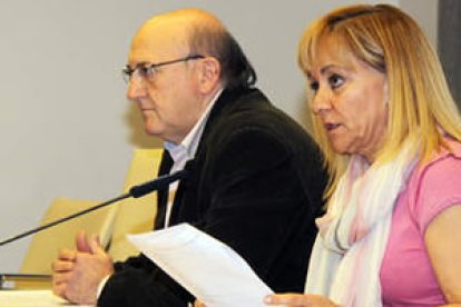 El gerente del consorcio, José Antonio Álvarez Canal, y la presidenta, Isabel Carrasco, ayer.