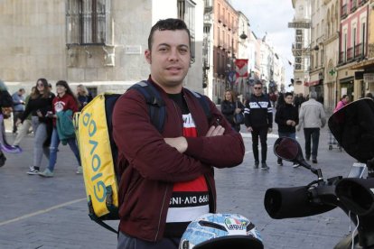 Los ‘riders’ son trabajadores de una nueva época. En la imagen uno de los empleados de la empresa Glovo en León.