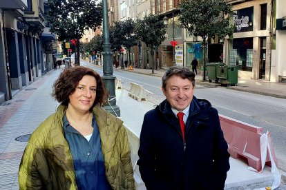 Cristina Voces y Samuel Folgureal, en la avenida de La Puebla, centro de la zona restrictiva de bajas emisiones. L. DE LA MATA