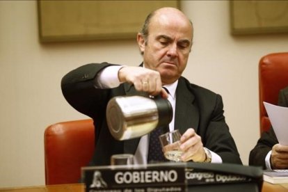 Guindos compareciendo en una Comisión de Economía del Congreso.