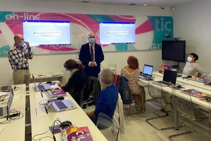 El viceconsejero de Transformación Digital, Jorge Llorente, visita el Espacio CyL Digital de León. JCYL