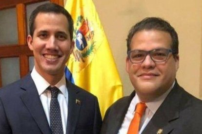 Franco Manuel Casella Lovaton, diputado de la Asamblea Nacional de Venezuela junto a Juan Guaidó.