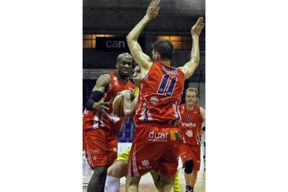 Durante muchos minutos, la defensa de los navarros ahogó literalmente el ataque del Baloncesto León.