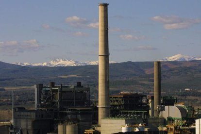 Chimeneas de los grupos uno y dos de la central, cuyo desmantelamiento comienza ahora. L. DE LA MATA