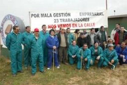 Los empleados de Cerámica Arias a las puertas de la factoría en la concentración de ayer