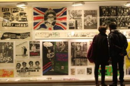 Imagen de la exposición de Vitrinas sobre el punk.