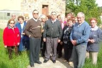 Algunos de los asistentes a las conferencias aguardan a que se inicien las charlas en la localidad