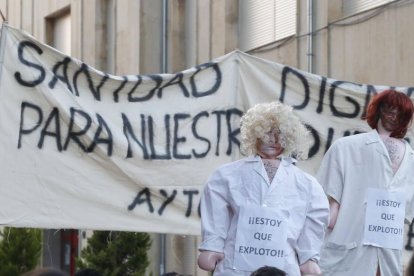 Una pancarta durante una manifestación en Astorga en defensa de la sanidad rural.