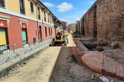 Vista del perfil de los cubos aparecidos e nla excavación arqueológica con una máquina circulando. DL