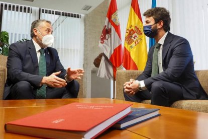 Carlos Pollán con Juan García Gallardo en la ronda de contactos. R. GARCÍA