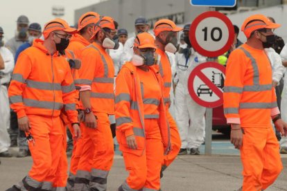 Trabajadores de LM al pie de la factoría durante una protesta sindical en mayo de 2022. L. DE LA MATA