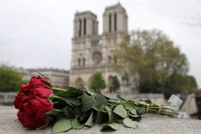 Una rosa depositada cerca de la catedral de Notre Dame, en París, un día después de la catástrofe.