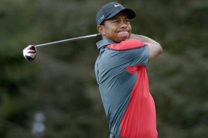 Tiger Woods pone cara de circunstancias tras un golpe durante el tercer recorrido del PGA.