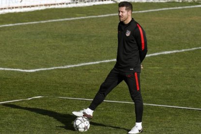 Diego Pablo Simeone, durante el entrenamiento de hoy en la ciudad deportiva del Atlético.