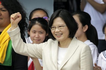 La nueva presidenta de Taiwán, Tsai Ing-wen, saluda a la multitud asistente a la ceremonia de posesión del cargo.