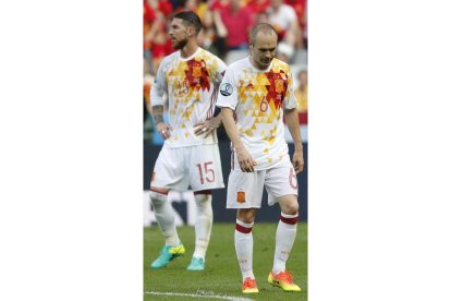 Sergio Ramos y Andrés Iniesta reflejan el desánimo por la eliminación de España. JUANJO MARTÍN