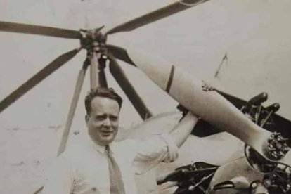 Juan de la Cierva con el autogiro, que voló a 25 de altura. San Diego Air & SPACE MUSEUM ARCHIVES