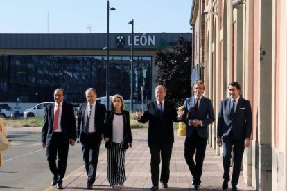 El alcalde de León acompaña al ministro De la Serna, al consejero de Fomento y a la delegada del Gobierno en la comunidad a la vieja estación de Renfe.