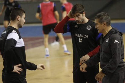 Manolo Cadenas, junto a Juan Castro y Jozinovic, durante un entrenamiento. FERNANDO OTERO