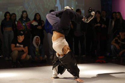 Una bailarina durante una demostración de hip-hop. MAURICIO DUENAS