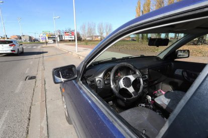 Destrozos en uno de los coches situados ayer en la avenida Galicia. ANA F. BARREDO