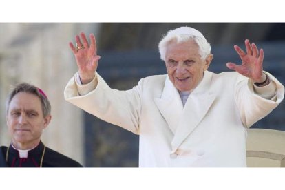 Benedicto XVI saluda a los fieles en la plaza de San Pedro antes de ofrecer la última audiencia pública de su pontificado.