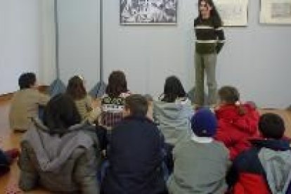 La profesora explica a los alumnos la importancia de cada uno de los personajes del cuadro