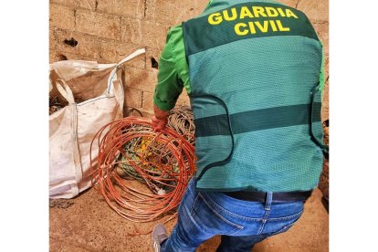 Inspección de un alijo de cobre. GUARDIA CIVIL